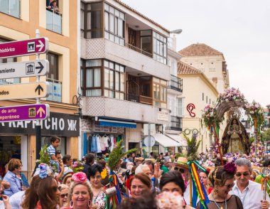 Velez Malaga, İspanya - 19 Mayıs 2018 insanlar kutlamaları nedeniyle İspanya Kutsal şekilde aktarma Katolik törenine katılan