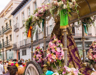 Velez Malaga, İspanya - 19 Mayıs 2018 insanlar kutlamaları nedeniyle İspanya Kutsal şekilde aktarma Katolik törenine katılan