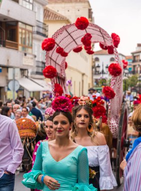 Velez Malaga, İspanya - 19 Mayıs 2018 insanlar kutlamaları nedeniyle İspanya Kutsal şekilde aktarma Katolik törenine katılan