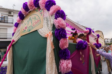 Velez Malaga, İspanya - 19 Mayıs 2018 insanlar kutlamaları nedeniyle İspanya Kutsal şekilde aktarma Katolik törenine katılan