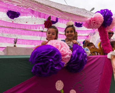 Velez Malaga, İspanya - 19 Mayıs 2018 insanlar kutlamaları nedeniyle İspanya Kutsal şekilde aktarma Katolik törenine katılan