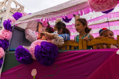 Velez Malaga, İspanya - 19 Mayıs 2018 insanlar kutlamaları nedeniyle İspanya Kutsal şekilde aktarma Katolik törenine katılan