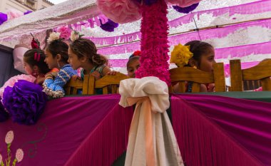 Velez Malaga, İspanya - 19 Mayıs 2018 insanlar kutlamaları nedeniyle İspanya Kutsal şekilde aktarma Katolik törenine katılan