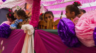 Velez Malaga, İspanya - 19 Mayıs 2018 insanlar kutlamaları nedeniyle İspanya Kutsal şekilde aktarma Katolik törenine katılan