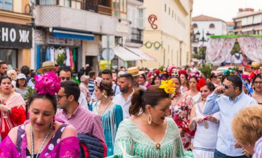 Velez Malaga, İspanya - 19 Mayıs 2018 insanlar kutlamaları nedeniyle İspanya Kutsal şekilde aktarma Katolik törenine katılan