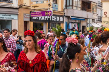 Velez Malaga, İspanya - 19 Mayıs 2018 insanlar kutlamaları nedeniyle İspanya Kutsal şekilde aktarma Katolik törenine katılan