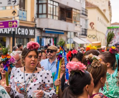 Velez Malaga, İspanya - 19 Mayıs 2018 insanlar kutlamaları nedeniyle İspanya Kutsal şekilde aktarma Katolik törenine katılan