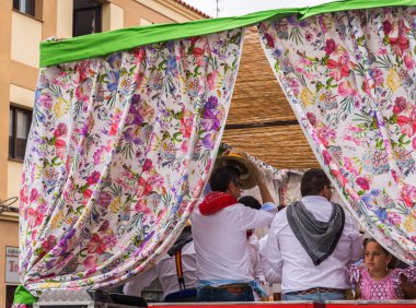 Velez Malaga, İspanya - 19 Mayıs 2018 insanlar kutlamaları nedeniyle İspanya Kutsal şekilde aktarma Katolik törenine katılan