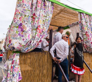 Velez Malaga, İspanya - 19 Mayıs 2018 insanlar kutlamaları nedeniyle İspanya Kutsal şekilde aktarma Katolik törenine katılan