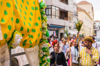 Velez Malaga, İspanya - 19 Mayıs 2018 insanlar kutlamaları nedeniyle İspanya Kutsal şekilde aktarma Katolik törenine katılan