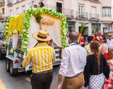 Velez Malaga, İspanya - 19 Mayıs 2018 insanlar kutlamaları nedeniyle İspanya Kutsal şekilde aktarma Katolik törenine katılan