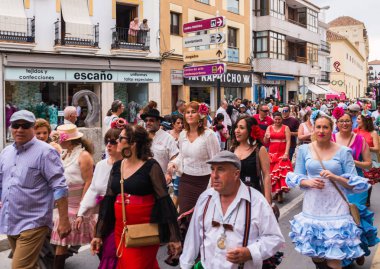 Velez Malaga, İspanya - 19 Mayıs 2018 insanlar kutlamaları nedeniyle İspanya Kutsal şekilde aktarma Katolik törenine katılan