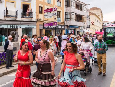 Velez Malaga, İspanya - 19 Mayıs 2018 insanlar kutlamaları nedeniyle İspanya Kutsal şekilde aktarma Katolik törenine katılan