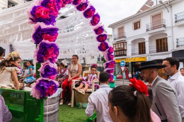 Velez Malaga, İspanya - 19 Mayıs 2018 insanlar kutlamaları nedeniyle İspanya Kutsal şekilde aktarma Katolik törenine katılan
