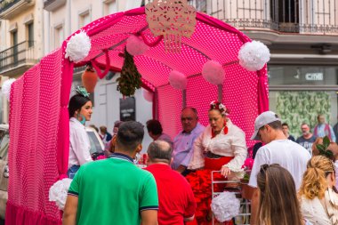 Velez Malaga, İspanya - 19 Mayıs 2018 insanlar kutlamaları nedeniyle İspanya Kutsal şekilde aktarma Katolik törenine katılan