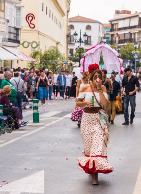 Velez Malaga, İspanya - 19 Mayıs 2018 insanlar kutlamaları nedeniyle İspanya Kutsal şekilde aktarma Katolik törenine katılan