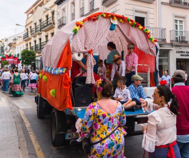 Velez Malaga, İspanya - 19 Mayıs 2018 insanlar kutlamaları nedeniyle İspanya Kutsal şekilde aktarma Katolik törenine katılan