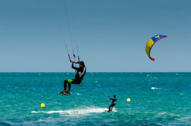 Malaga, İspanya - 25 Mayıs 2018 aktif spor pratik insanlar, güç uçurtma rüzgarlı bir koyda kullanarak sürme dalga