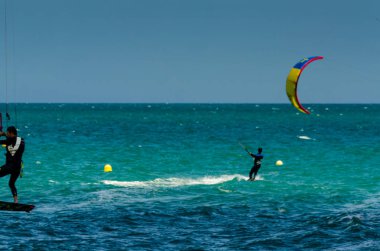 Malaga, İspanya - 25 Mayıs 2018 aktif spor pratik insanlar, güç uçurtma rüzgarlı bir koyda kullanarak sürme dalga