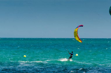 Malaga, İspanya - 25 Mayıs 2018 aktif spor pratik insanlar, güç uçurtma rüzgarlı bir koyda kullanarak sürme dalga