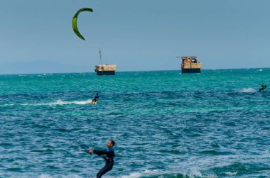 Malaga, İspanya - 25 Mayıs 2018 aktif spor pratik insanlar, güç uçurtma rüzgarlı bir koyda kullanarak sürme dalga