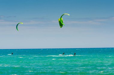 Malaga, İspanya - 25 Mayıs 2018 aktif spor pratik insanlar, güç uçurtma rüzgarlı bir koyda kullanarak sürme dalga