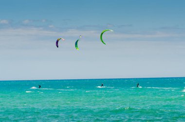 Malaga, İspanya - 25 Mayıs 2018 aktif spor pratik insanlar, güç uçurtma rüzgarlı bir koyda kullanarak sürme dalga