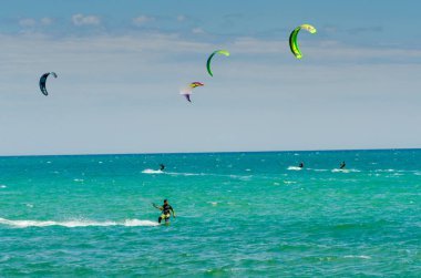 Malaga, İspanya - 25 Mayıs 2018 aktif spor pratik insanlar, güç uçurtma rüzgarlı bir koyda kullanarak sürme dalga