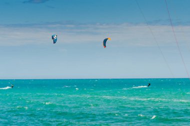 Malaga, İspanya - 25 Mayıs 2018 aktif spor pratik insanlar, güç uçurtma rüzgarlı bir koyda kullanarak sürme dalga