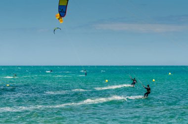 Malaga, İspanya - 25 Mayıs 2018 aktif spor pratik insanlar, güç uçurtma rüzgarlı bir koyda kullanarak sürme dalga