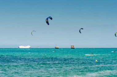 Malaga, İspanya - 25 Mayıs 2018 aktif spor pratik insanlar, güç uçurtma rüzgarlı bir koyda kullanarak sürme dalga