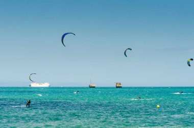 Malaga, İspanya - 25 Mayıs 2018 aktif spor pratik insanlar, güç uçurtma rüzgarlı bir koyda kullanarak sürme dalga