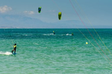 Malaga, İspanya - 25 Mayıs 2018 aktif spor pratik insanlar, güç uçurtma rüzgarlı bir koyda kullanarak sürme dalga