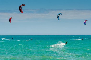 Malaga, İspanya - 25 Mayıs 2018 aktif spor pratik insanlar, güç uçurtma rüzgarlı bir koyda kullanarak sürme dalga