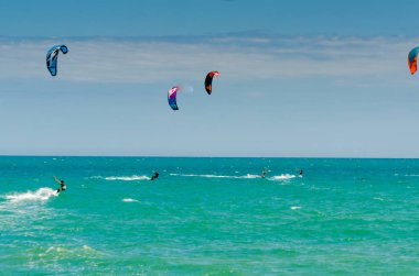 Malaga, İspanya - 25 Mayıs 2018 aktif spor pratik insanlar, güç uçurtma rüzgarlı bir koyda kullanarak sürme dalga