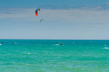 Malaga, İspanya - 25 Mayıs 2018 aktif spor pratik insanlar, güç uçurtma rüzgarlı bir koyda kullanarak sürme dalga