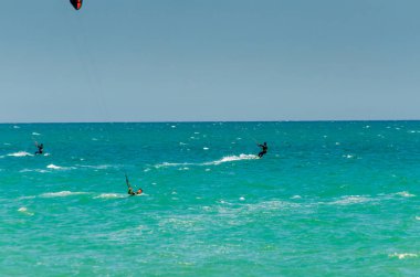 Malaga, İspanya - 25 Mayıs 2018 aktif spor pratik insanlar, güç uçurtma rüzgarlı bir koyda kullanarak sürme dalga