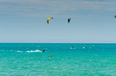 Malaga, İspanya - 25 Mayıs 2018 aktif spor pratik insanlar, güç uçurtma rüzgarlı bir koyda kullanarak sürme dalga