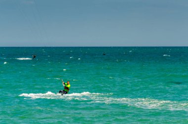 Malaga, İspanya - 25 Mayıs 2018 aktif spor pratik insanlar, güç uçurtma rüzgarlı bir koyda kullanarak sürme dalga