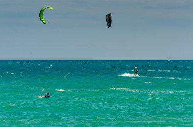 Malaga, İspanya - 25 Mayıs 2018 aktif spor pratik insanlar, güç uçurtma rüzgarlı bir koyda kullanarak sürme dalga