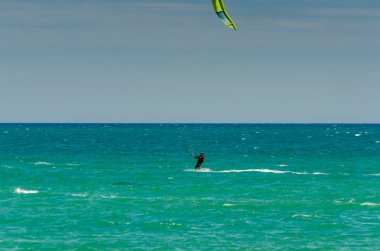 Malaga, İspanya - 25 Mayıs 2018 aktif spor pratik insanlar, güç uçurtma rüzgarlı bir koyda kullanarak sürme dalga