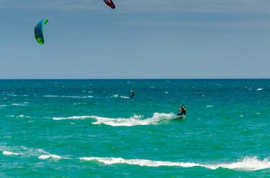 Malaga, İspanya - 25 Mayıs 2018 aktif spor pratik insanlar, güç uçurtma rüzgarlı bir koyda kullanarak sürme dalga