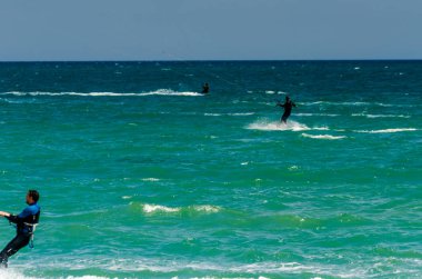 Malaga, İspanya - 25 Mayıs 2018 aktif spor pratik insanlar, güç uçurtma rüzgarlı bir koyda kullanarak sürme dalga