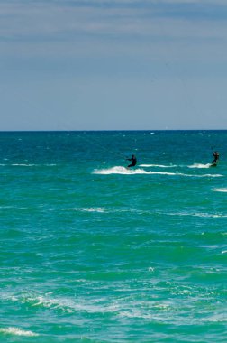 Malaga, İspanya - 25 Mayıs 2018 aktif spor pratik insanlar, güç uçurtma rüzgarlı bir koyda kullanarak sürme dalga