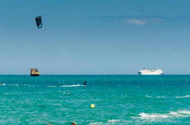 Malaga, İspanya - 25 Mayıs 2018 aktif spor pratik insanlar, güç uçurtma rüzgarlı bir koyda kullanarak sürme dalga