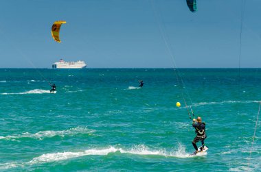 Malaga, İspanya - 25 Mayıs 2018 aktif spor pratik insanlar, güç uçurtma rüzgarlı bir koyda kullanarak sürme dalga