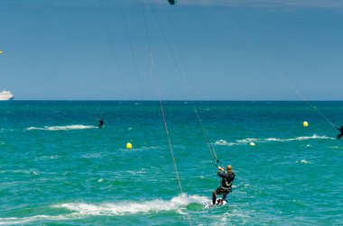 Malaga, İspanya - 25 Mayıs 2018 aktif spor pratik insanlar, güç uçurtma rüzgarlı bir koyda kullanarak sürme dalga