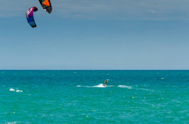 Malaga, İspanya - 25 Mayıs 2018 aktif spor pratik insanlar, güç uçurtma rüzgarlı bir koyda kullanarak sürme dalga