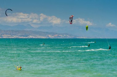 Malaga, İspanya - 25 Mayıs 2018 aktif spor pratik insanlar, güç uçurtma rüzgarlı bir koyda kullanarak sürme dalga