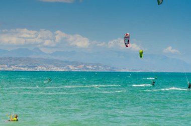 Malaga, İspanya - 25 Mayıs 2018 aktif spor pratik insanlar, güç uçurtma rüzgarlı bir koyda kullanarak sürme dalga